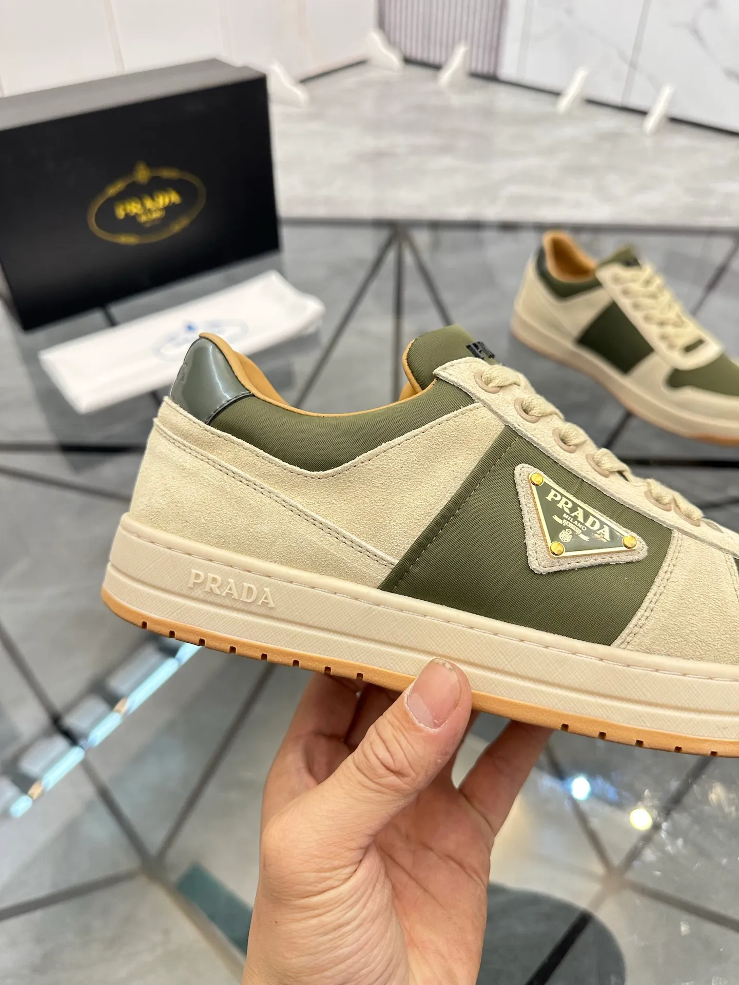 Men's shoes: 💰P420¥ Product trademark: Prada *"Prada*" low-top casual shoes Regular size: 38-44 (can be customized to 45) Product materials: imported cowhide upper with original fabric, breathable lining, original outsole. Number: 020